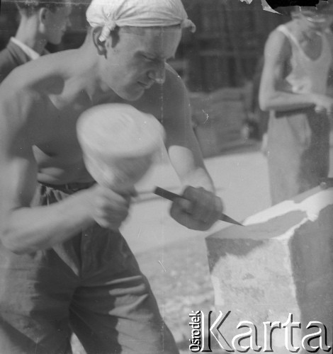 1950-1952, Warszawa, Polska.
Robotnik obrabia kamień na budowie Marszałkowskiej Dzielnicy Mieszkaniowej (MDM).
Fot. Jerzy Konrad Maciejewski, zbiory Ośrodka KARTA