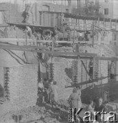 1950-1952, Warszawa, Polska.
Grupa ludzi przygląda się robotnikom pracującym na budowie Marszałkowskiej Dzielnicy Mieszkaniowej.
Fot. Jerzy Konrad Maciejewski, zbiory Ośrodka KARTA