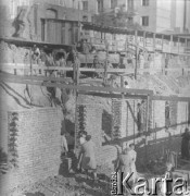 1950-1952, Warszawa, Polska.
Kobiety oglądają postęp prac na budowie Marszałkowskiej Dzielnicy Mieszkaniowej (MDM).
Fot. Jerzy Konrad Maciejewski, zbiory Ośrodka KARTA