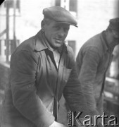 Po 1949, Warszawa, Polska.
Janiak, majster murarski podczas pracy na budowie osiedla Muranów.
Fot. Jerzy Konrad Maciejewski, zbiory Ośrodka KARTA