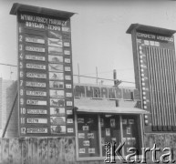 Po 1949, Warszawa, Polska.
Tablica informująca o postępach prac robotników na budowie osiedle Muranów C.
Fot. Jerzy Konrad Maciejewski, zbiory Ośrodka KARTA
