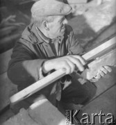 Po 1949, Warszawa, Polska.
Janiak, majster murarski pracuje na budowie osiedla Muranów.
Fot. Jerzy Konrad Maciejewski, zbiory Ośrodka KARTA