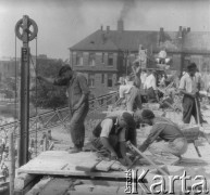 Po 1949, Warszawa, Polska.
Robotnicy podczas budowy bloku mieszkalnego na osiedlu Muranów.
Fot. Jerzy Konrad Maciejewski, zbiory Ośrodka KARTA