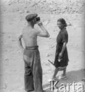 Po 1949, Warszawa, Polska.
Mężczyzna pije napój, który na budowę przyniosła kobieta.
Fot. Jerzy Konrad Maciejewski, zbiory Ośrodka KARTA