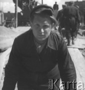 Po 1949, Warszawa, Polska.
22-letni Stanisław Zagrzejewski na placu budowy osiedla Muranów.
Fot. Jerzy Konrad Maciejewski, zbiory Ośrodka KARTA