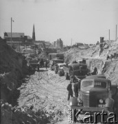 Po 1949, Warszawa, Polska.
Plac budowy osiedla Muranów. W głębi widoczna prawdopodobnie wieża kościoła ewaneglicko-reformowanego.
Fot. Jerzy Konrad Maciejewski, zbiory Ośrodka KARTA
