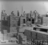 Po 1949, Warszawa, Polska.
Budowa bloków mieszkalnych na osiedlu Muranów.
Fot. Jerzy Konrad Maciejewski, zbiory Ośrodka KARTA