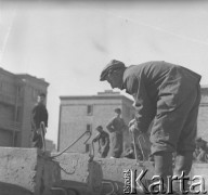 Po 1949, Warszawa, Polska.
Brygadzista betoniarz Roman Chmielewski pracuje przy budowie bloków mieszkalnych na osiedlu Muranów. 
Fot. Jerzy Konrad Maciejewski, zbiory Ośrodka KARTA