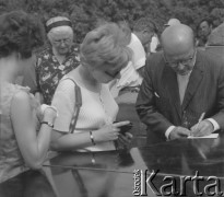 Lato 1964, Warszawa, Polska.
Profesor Stanisław Staniewicz, pianista, rozdaje autografy słuchaczom po niedzielnym koncercie zagranym przy pomniku Fryderyka Chopina w Łazienkach Królewskich.  
Fot. Jerzy Konrad Maciejewski, zbiory Ośrodka KARTA