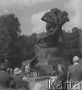 Lato 1964, Warszawa, Polska.
Mieszkańcy słuchają pianistki grającej na fortepianie pod pomnikiem Fryderyka Chopina w Łazienkach Królewskich. 
Fot. Jerzy Konrad Maciejewski, zbiory Ośrodka KARTA