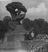 Lato 1964, Warszawa, Polska.
Pianistka gra na fortepianie pod pomnikiem Fryderyka Chopina w Łazienkach Królewskich podczas niedzielnego koncertu chopinowskiego. 
Fot. Jerzy Konrad Maciejewski, zbiory Ośrodka KARTA