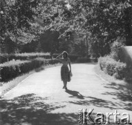 Lato 1964, Warszawa, Polska.
Kobieta pozuje do zdjęcia w jednej z alejek parkowych podczas zwiedzania Łazienek Królewskich.
Fot. Jerzy Konrad Maciejewski, zbiory Ośrodka KARTA