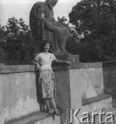 Lato 1964, Warszawa, Polska.
Kobieta pozuje przy posągu w Łazienkach Królewskich.
Fot. Jerzy Konrad Maciejewski, zbiory Ośrodka KARTA