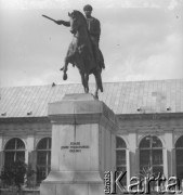 Lato 1964, Warszawa, Polska.
Pomnik księcia Józefa Poniatowskiego stoi przed Starą Pomarańczarnią. Oryginalny pomnik wykonany przed duńskiego rzeźbiarza Bertela Thorvaldsena wysadzili Niemcy w 1944 r. Odlew rzeźby Warszawa otrzymała od Królestwa Danii w latach 50.
Fot. Jerzy Konrad Maciejewski, zbiory Ośrodka KARTA