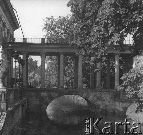 Lato 1964, Warszawa, Polska.
Fragment Pałacu na Wyspie w Łazienkach Królewskich. XVIII-wieczny, klasycystyczny pałac powstał na życzenie króla Stanisława Augusta Poniatowskiego.
Fot. Jerzy Konrad Maciejewski, zbiory Ośrodka KARTA