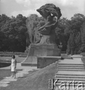 Lato 1964, Warszawa, Polska.
Kama Novakowa z Bułgarii pozuje na tle pomnika Fryderyka Chopina autorstwa rzeźbiarza i malarza Wacława Szymanowskiego.
Fot. Jerzy Konrad Maciejewski, zbiory Ośrodka KARTA