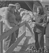 Po 1945, Warszawa, Polska.
Kobiety pracujące na budowie. 2. z prawej stoi majster murarski Stanisława (albo Helena) Maciejewska. Za ogrodzeniem stoją od lewej: Michalina Jakubiak, Helena Gołęgowska.
Fot. Jerzy Konrad Maciejewski, zbiory Ośrodka KARTA