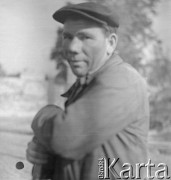 Po 1945, Warszawa, Polska.
Robotnik Józef Dzinoch (?) pozuje do zdjęcia podczas pracy przy odbudowie stolicy.
Fot. Jerzy Konrad Maciejewski, zbiory Ośrodka KARTA