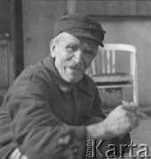Po 1945, Warszawa, Polska.
Robotnik Adam Oniok odpoczywa podczas przerwy od pracy.
Fot. Jerzy Konrad Maciejewski, zbiory Ośrodka KARTA
