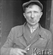 Po 1945, Warszawa, Polska.
Robotnik Franciszek Sztark pracuje przy odbudowie miasta.
Fot. Jerzy Konrad Maciejewski, zbiory Ośrodka KARTA