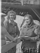 Po 1945, Warszawa, Polska.
Kobiety pracujące na budowie. Od lewej stoją: Michalina Jakubiak, Helena Gołęgowska, majster budowlany Stanisława (albo Helena) Maciejewska.
Fot. Jerzy Konrad Maciejewski, zbiory Ośrodka KARTA