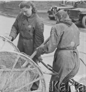 Po 1945, Warszawa, Polska.
Kobiety-murarze na budowie. Od lewej stoją: Krystyna Marczak i Halina Walczak.
Fot. Jerzy Konrad Maciejewski, zbiory Ośrodka KARTA