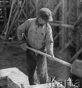 Po 1945, Warszawa, Polska.
Robotnik pracuje przy odbudowie miasta.
Fot. Jerzy Konrad Maciejewski, zbiory Ośrodka KARTA