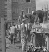 Po 1949, Warszawa, Polska.
Brygada Wdowiarskiego podczas budowy bloków mieszkalnych na Mirowie.
Fot. Jerzy Konrad Maciejewski, zbiory Ośrodka KARTA