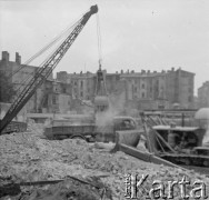 Po 1945, Warszawa, Polska.
Robotnicy używają maszyn do odgruzowania terenu pod budowę. Wokół widoczne zniszczone kamienice.
Fot. Jerzy Konrad Maciejewski, zbiory Ośrodka KARTA