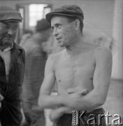 Po 1945, Warszawa, Polska.
Betoniarz z Fabryki Betonowych Półfabrykatów nr 1 Jan Padzik pracuje przy remoncie wnętrza budynku.
Fot. Jerzy Konrad Maciejewski, zbiory Ośrodka KARTA