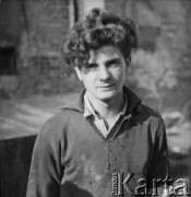 Po 1945, Warszawa, Polska.
Mechanik-grawer Tadeusz Maciejewski pracuje przy odbudowie Warszawy.
Fot. Jerzy Konrad Maciejewski, zbiory Ośrodka KARTA