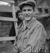 Po 1945, Warszawa, Polska.
Murarz Franciszek Rak pracuje przy odbudowie Warszawy.
Fot. Jerzy Konrad Maciejewski, zbiory Ośrodka KARTA