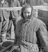 Po 1945, Warszawa, Polska.
Kobieta-budowlaniec przy odbudowie stolicy.
Fot. Jerzy Konrad Maciejewski, zbiory Ośrodka KARTA