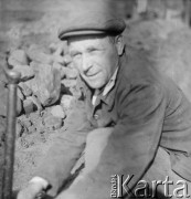 Po 1945, Warszawa, Polska.
Brukarz Edward Grzeszczak podczas odbudowy stolicy.
Fot. Jerzy Konrad Maciejewski, zbiory Ośrodka KARTA