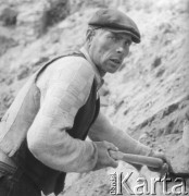 Po 1950, Warszawa, Polska.
Robotnik Władysław Parta pracuje przy budowie Marszałkowskiej Dzielnicy Mieszkaniowej (MDM).
Fot. Jerzy Konrad Maciejewski, zbiory Ośrodka KARTA