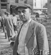 1949, Warszawa, Polska.
Murarz Szadkowski. Za swoją pracę przy budowie trasy W-Z otrzymał order Sztandaru Pracy.
Fot. Jerzy Konrad Maciejewski, zbiory Ośrodka KARTA