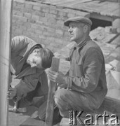 Po 1949, Warszawa, Polska.
Robotnicy podczas pracy przy budowie osiedla Muranów. 1. z prawej majster Janiak.
Fot. Jerzy Konrad Maciejewski, zbiory Ośrodka KARTA