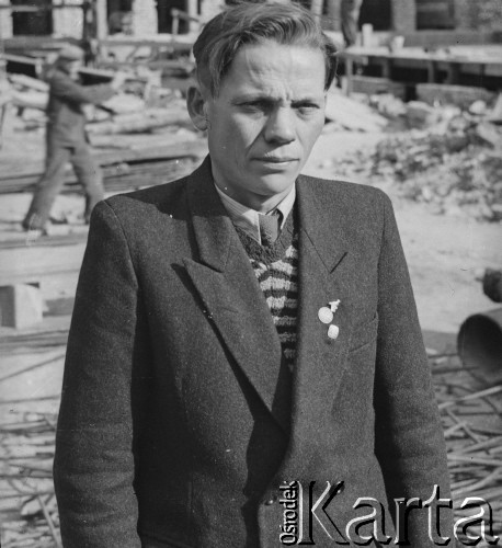 Po 1945, Warszawa, Polska.
Murarz Ptaszyński. Za swoją pracę przy odbudowie stolicy otrzymał order Sztandaru Pracy. 
Fot. Jerzy Konrad Maciejewski, zbiory Ośrodka KARTA