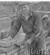 1950, Warszawa, Polska.
Marian Czajka, brat brygadzisty Józefa Czajki ze Społecznego Towarzystwa Budowlanego na Mokotowie pracuje przy budowie domu mieszkalnego. 
Fot. Jerzy Konrad Maciejewski, zbiory Ośrodka KARTA