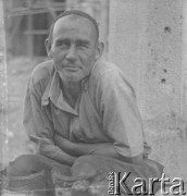 Po 1945, Warszawa, Polska.
Robotnik pracuje przy odbudowie stolicy.
Fot. Jerzy Konrad Maciejewski, zbiory Ośrodka KARTA