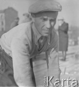 Po 1945, Warszawa, Polska.
Cieśla Bronisław Wiśniewski pracuje przy odbudowie miasta.
Fot. Jerzy Konrad Maciejewski, zbiory Ośrodka KARTA