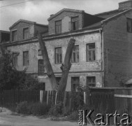 Lata 60., Warszawa, Polska.
Murowany dom przy ul. Ludwika Kondratowicza na Bródnie.
Fot. Jerzy Konrad Maciejewski, zbiory Ośrodka KARTA