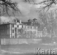 1.04.1947, Warszawa, Polska.
Zespół poklasztorny kamedułów w Lesie Bielańskim, w skład którego wchodzi kościół Niepokalanego Poczęcia Najświętszej Marii Panny, św. Józefa i św. Ambrożego.
Fot. Jerzy Konrad Maciejewski, zbiory Ośrodka KARTA