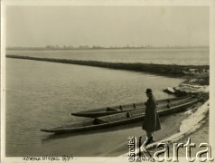 Wiosna 1931, Bielany k. Warszawy, Polska.
Mężczyzna stoi nad brzegiem Wisły. Obok cumują łodzie wioślarskie.
Fot. Jerzy Konrad Maciejewski, zbiory Ośrodka KARTA