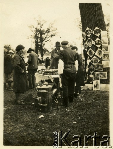 15.05.1932, Bielany k. Warszawy, Polska.
Zielone Świątki. Handlarze sprzedają swoje towary okolicznym mieszkańcom.
Fot. Jerzy Konrad Maciejewski, zbiory Ośrodka KARTA