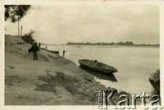 Wiosna 1931, Bielany k. Warszawy, Polska.
Łódki przycumowane przy brzegu Wisły. W głębi widoczni stojący mężczyźni.
Fot. Jerzy Konrad Maciejewski, zbiory Ośrodka KARTA