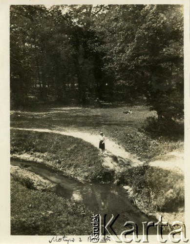 Lata 30., Bielany k. Warszawy, Polska.
Kobieta spaceruje prawdopodobnie po Lesie Bielańskim.
Fot. Jerzy Konrad Maciejewski, zbiory Ośrodka KARTA