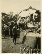 15.05.1932, Bielany k. Warszawy, Polska.
Zielone Świątki. Dziecko przygląda się stoisku z zabawkami.
Fot. Jerzy Konrad Maciejewski, zbiory Ośrodka KARTA
