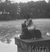 Czerwiec 1967, Warszawa, Polska.
Kama Novakowa z Sofii pozuje do zdjęcia przy posągu na tle Jeziora Wilanowskiego.
Fot. Jerzy Konrad Maciejewski, zbiory Ośrodka KARTA
