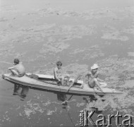 Czerwiec 1967, Warszawa, Polska.
Chłopcy siedzą na kajaku na Jeziorze Wilanowskim i łowią ryby.
Fot. Jerzy Konrad Maciejewski, zbiory Ośrodka KARTA